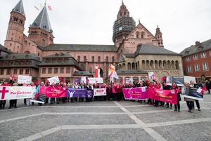 Übergabe von 131.215 Unterschriften für eine geschlechtergerechte Kirche in Mainz